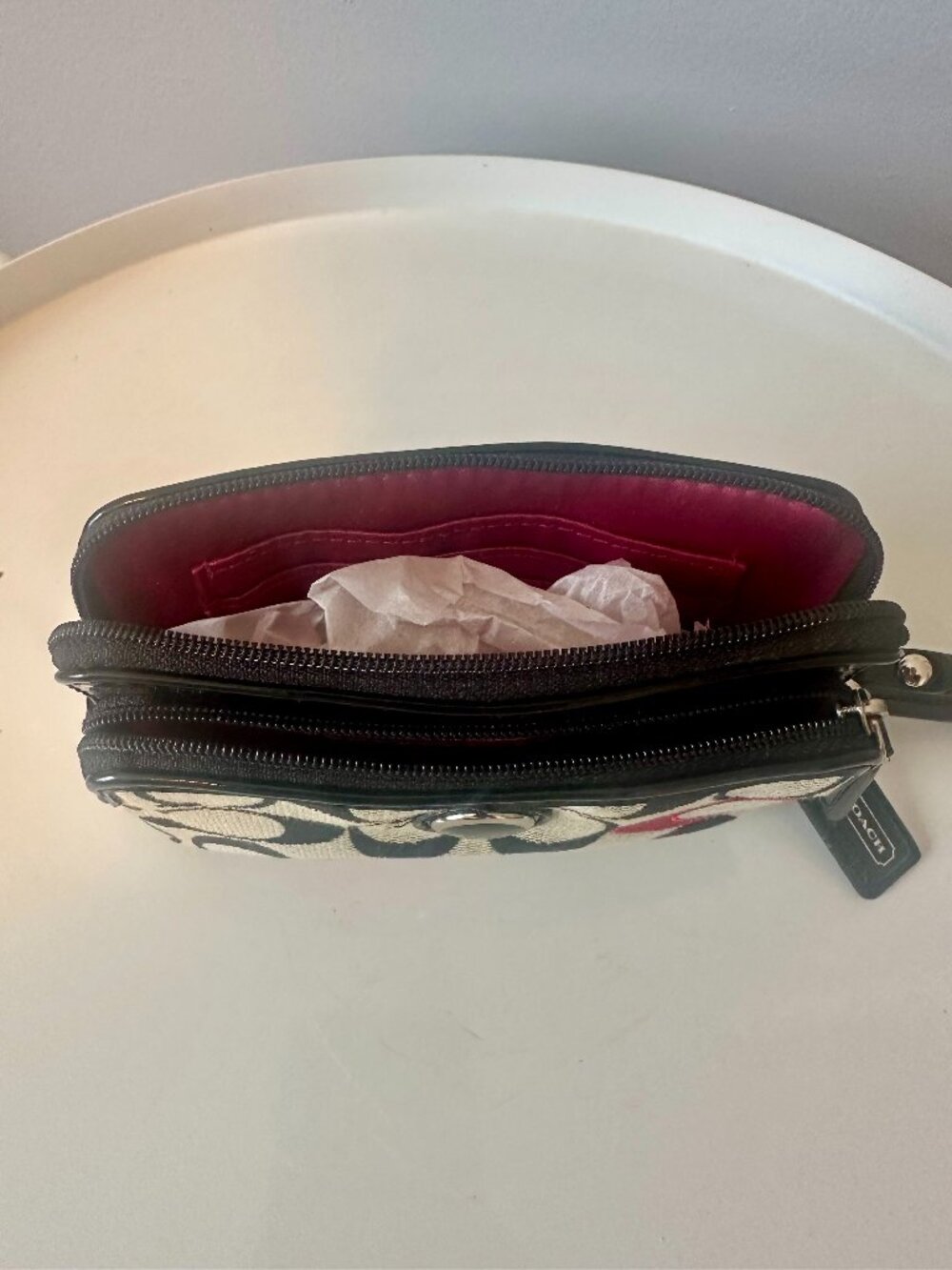 Coach Poppy Signature Jacquard Wristlet black, gray & red C accent - Picture 4 of 6